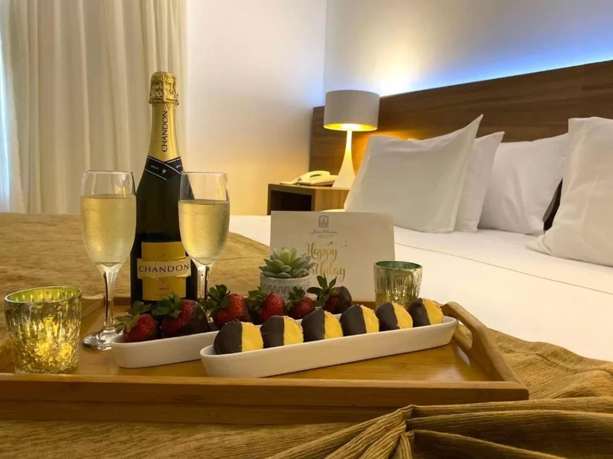 Parque Hotel Jean Clevers ปุนตา เดล เอสเต ภายนอก รูปภาพ A room service tray