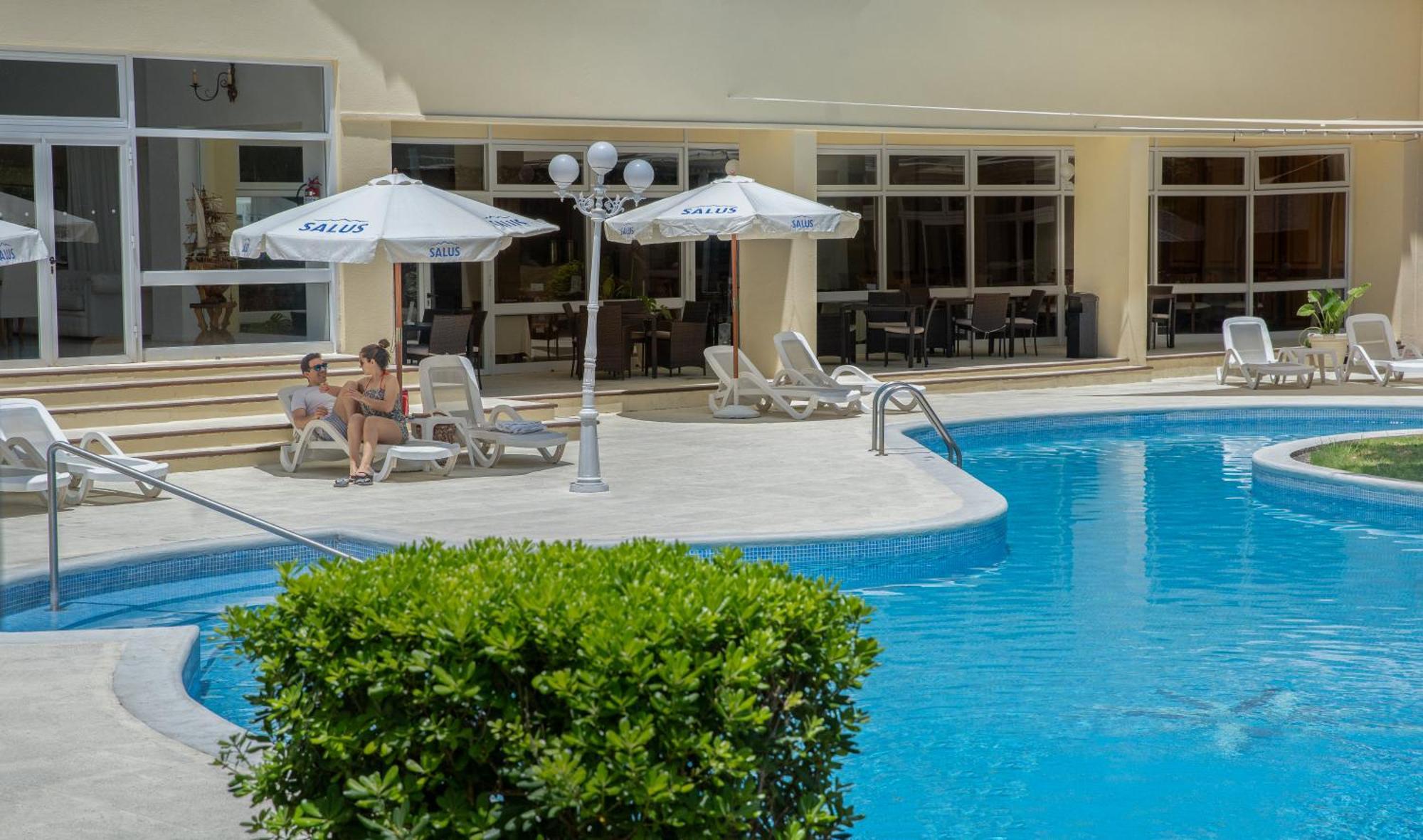 Parque Hotel Jean Clevers ปุนตา เดล เอสเต ภายนอก รูปภาพ The pool at the hotel