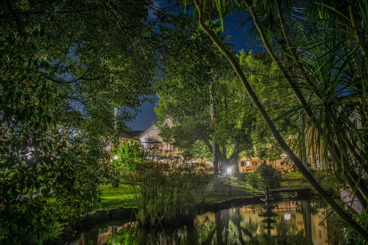Parque Hotel Jean Clevers ปุนตา เดล เอสเต ภายนอก รูปภาพ The resort at night